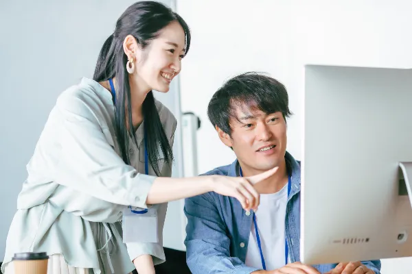 ミシンで布を縫っているところ